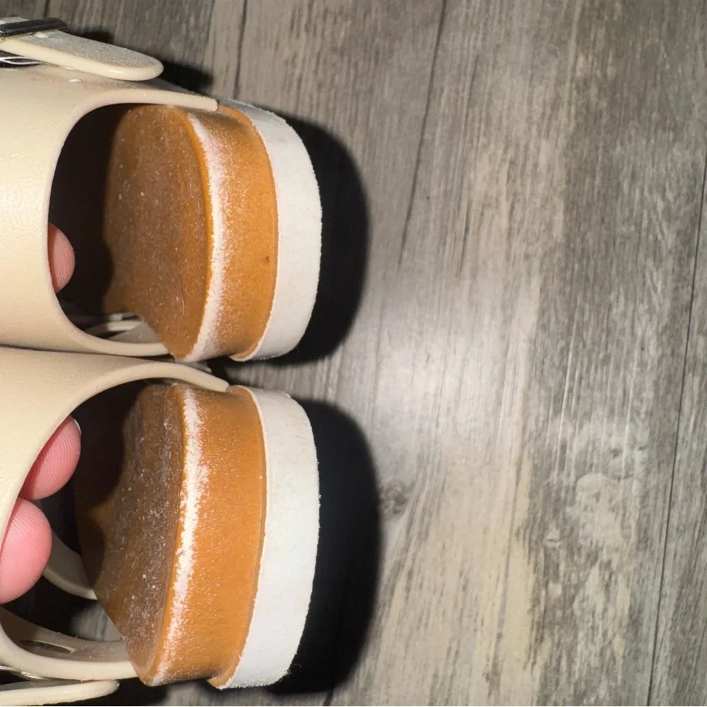 ☀️6/$20☀️ Kids Beige Buckle Sandals